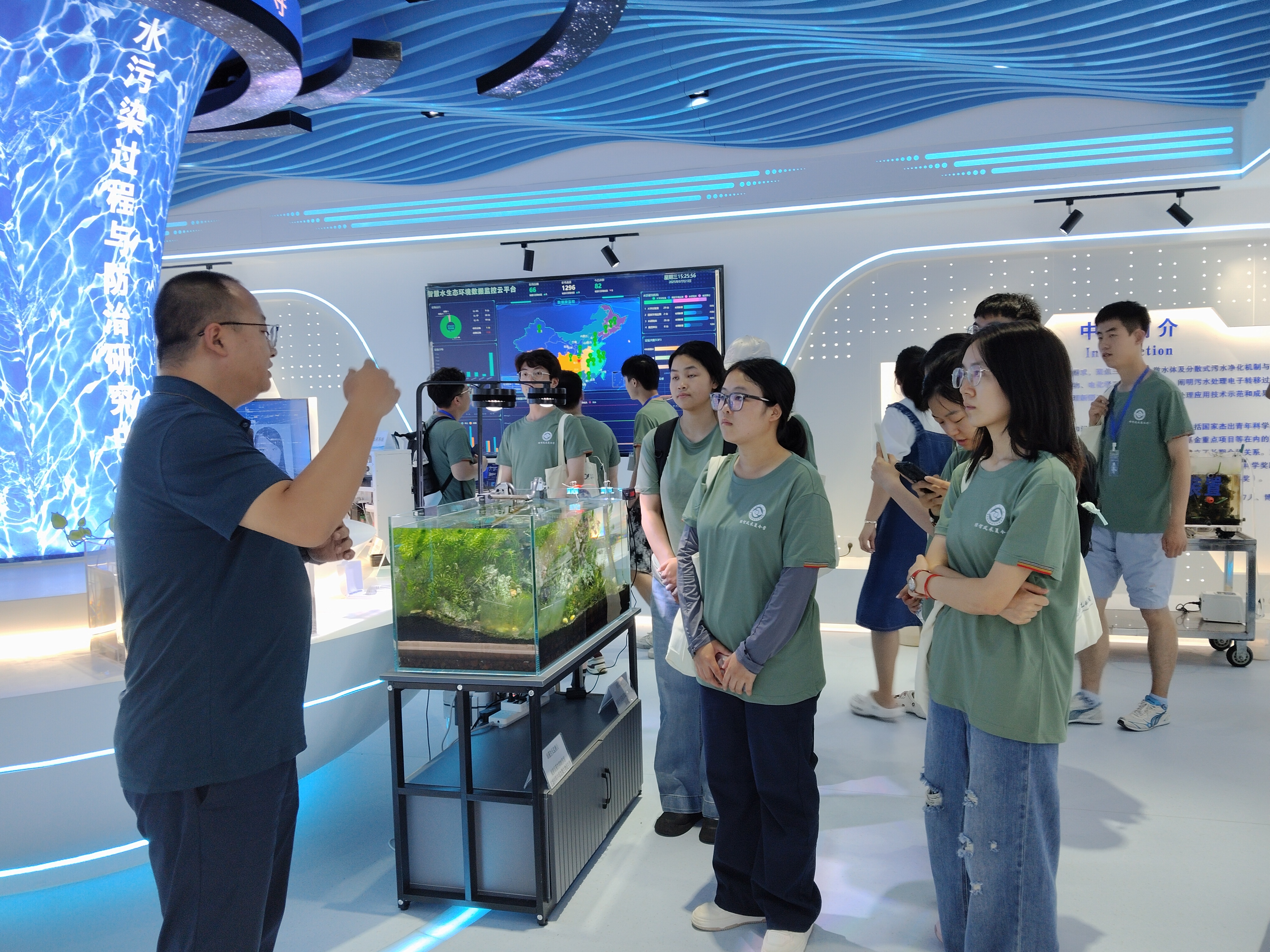 中國科學(xué)院重慶研究院夏令營學(xué)員實(shí)地探訪我司儀器儀器展廳