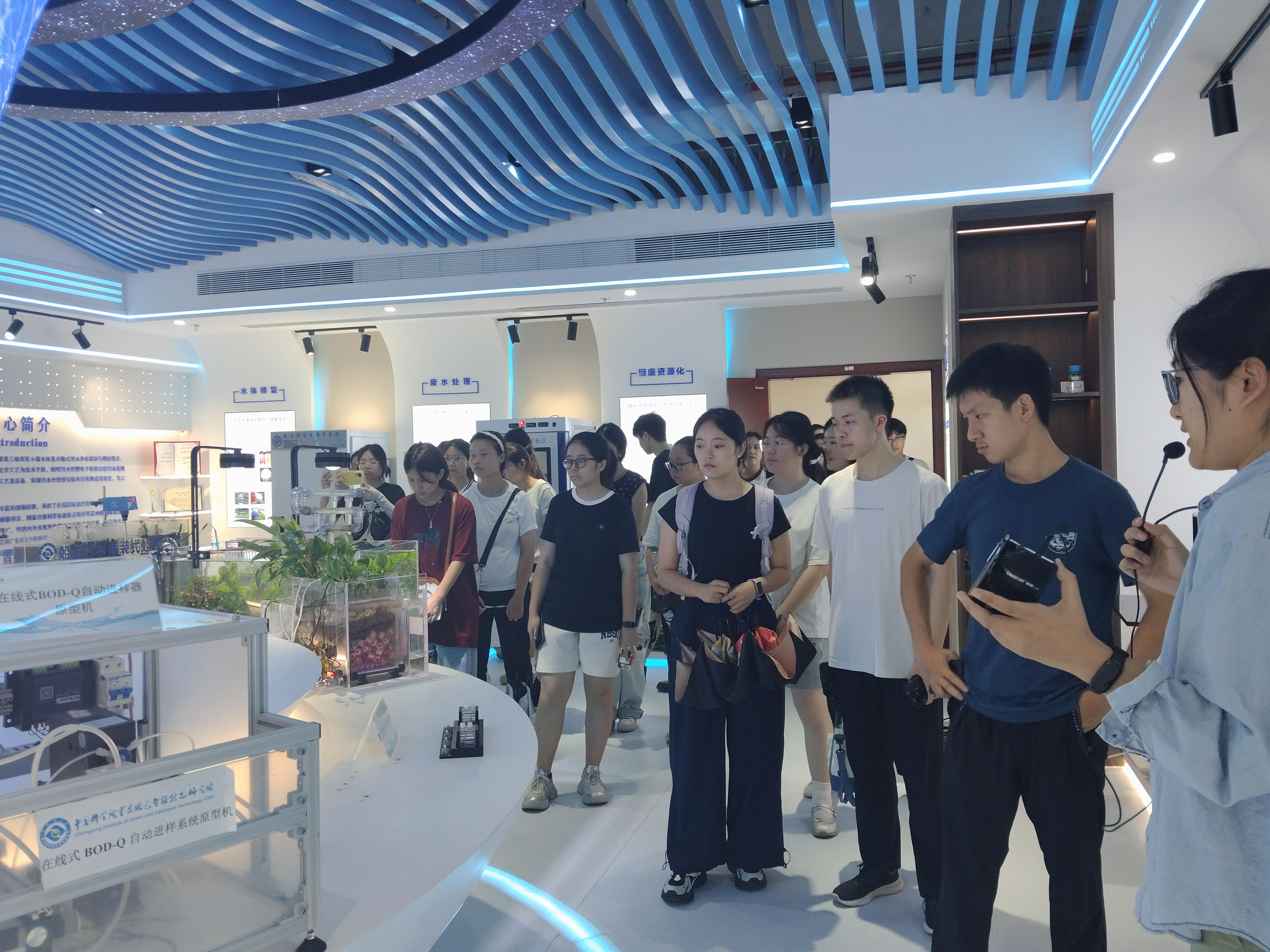 “大學(xué)生看新重慶”社會實(shí)踐團(tuán)實(shí)地探訪我司儀器展廳